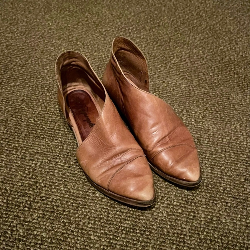 Free People Tan Royale D’Orsay Flat! PREOWNED. Size 7.5.